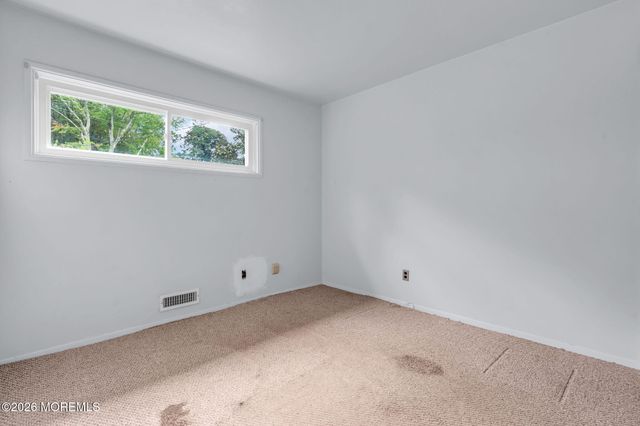 27 Wyckham Road, Tinton Falls, NJ 07724
