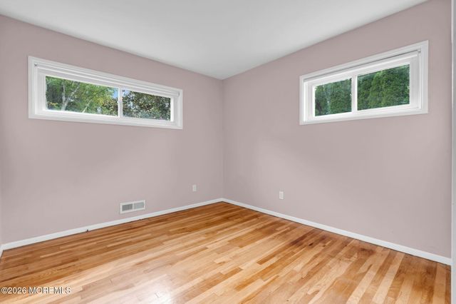 27 Wyckham Road, Tinton Falls, NJ 07724