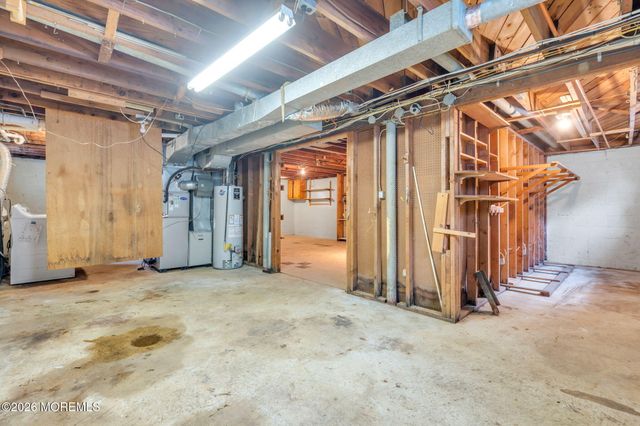 27 Wyckham Road, Tinton Falls, NJ 07724