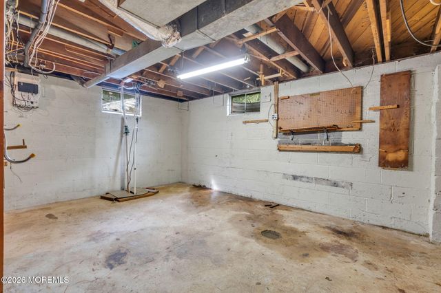 27 Wyckham Road, Tinton Falls, NJ 07724