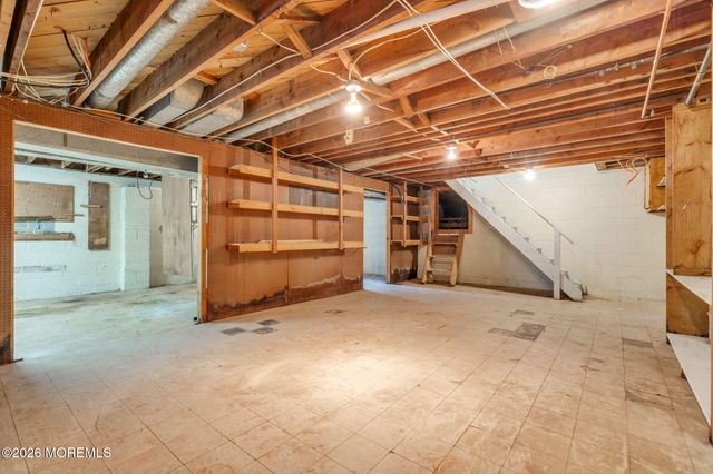 27 Wyckham Road, Tinton Falls, NJ 07724