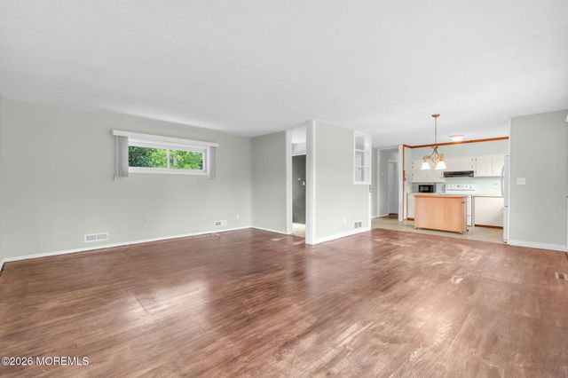 27 Wyckham Road, Tinton Falls, NJ 07724
