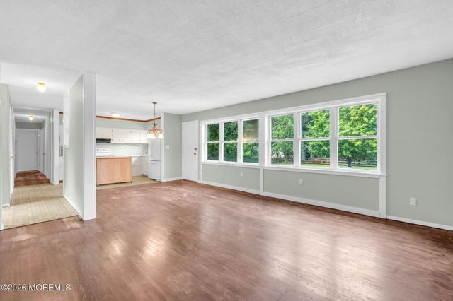 27 Wyckham Road, Tinton Falls, NJ 07724