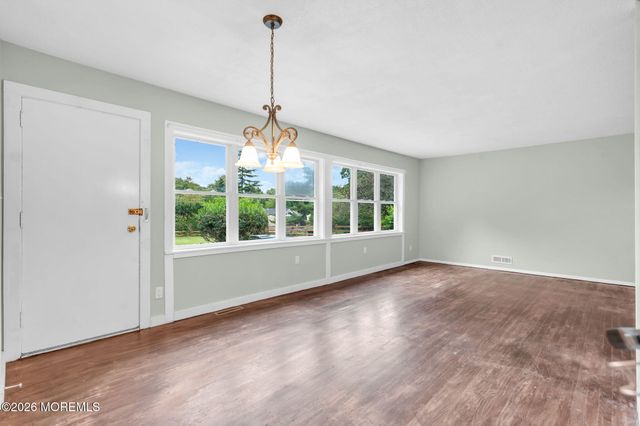 27 Wyckham Road, Tinton Falls, NJ 07724