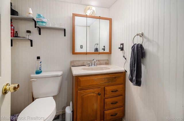 22811 N Brookside Drive, Dearborn Heights, MI 48125