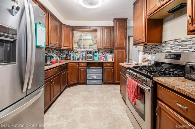 22811 N Brookside Drive, Dearborn Heights, MI 48125