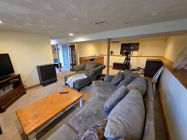 19 Bowdoin Dr, Milford, MA 01757