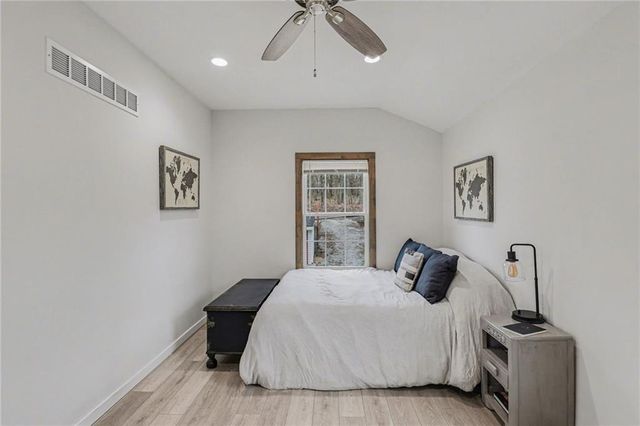 77 R Street, Lee's Summit, MO 64086