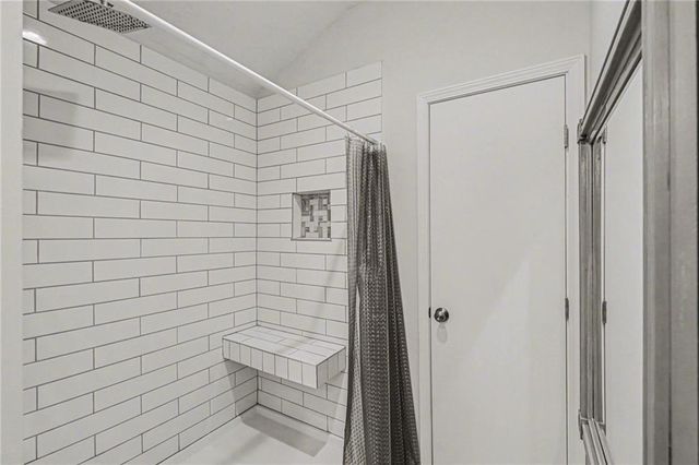 77 R Street, Lee's Summit, MO 64086