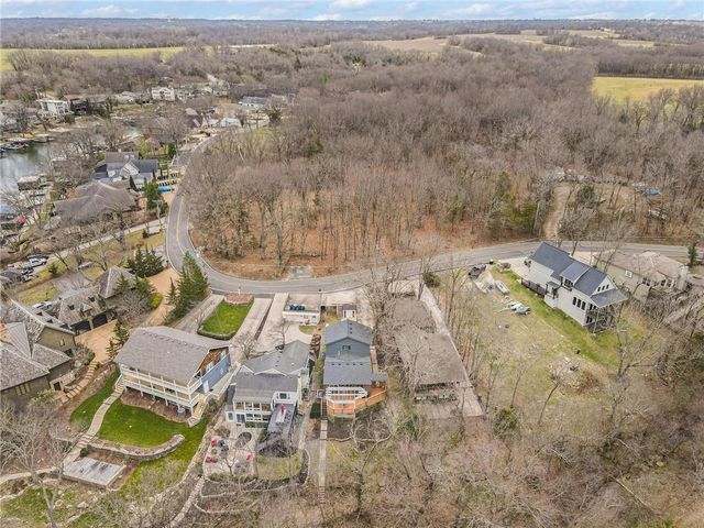 77 R Street, Lee's Summit, MO 64086