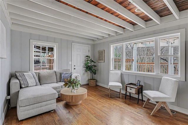 77 R Street, Lee's Summit, MO 64086