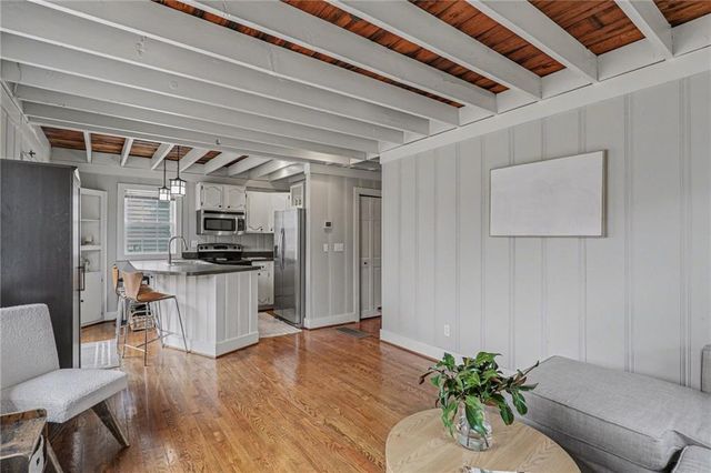 77 R Street, Lee's Summit, MO 64086