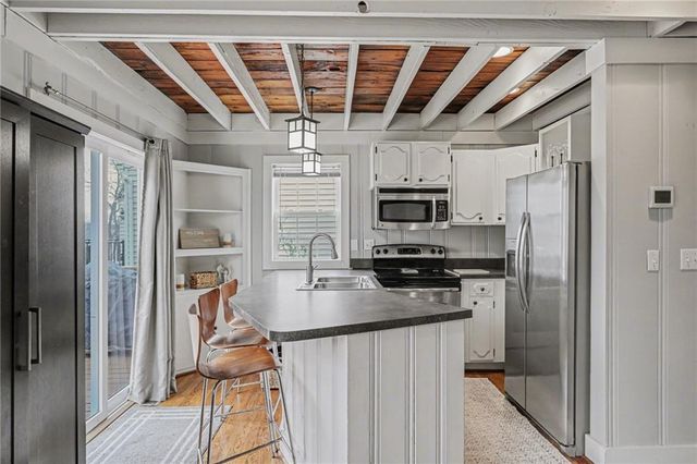 77 R Street, Lee's Summit, MO 64086