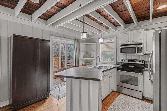 77 R Street, Lee's Summit, MO 64086