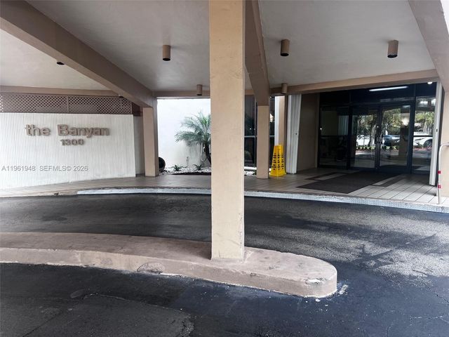 1300 Saint Charles Place L22, Pembroke Pines, FL 33026