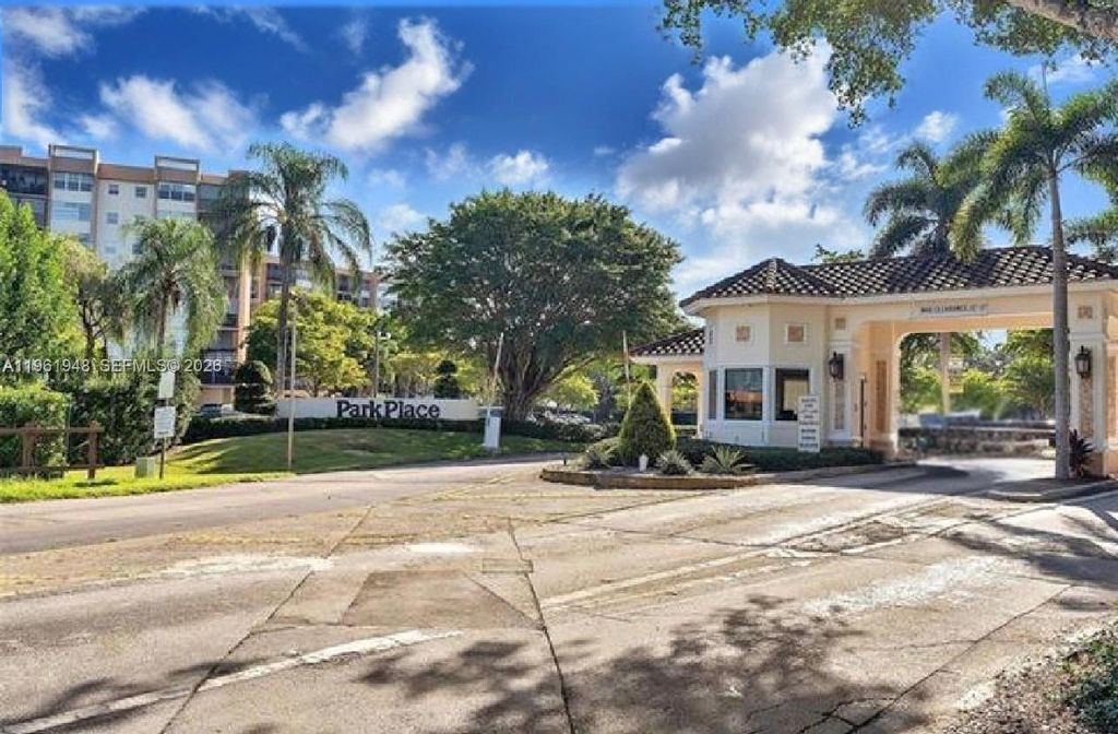 1300 Saint Charles Place L22, Pembroke Pines, FL 33026