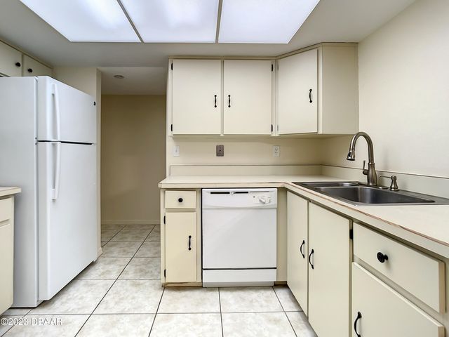1 Oceans West Blvd Apt 1A5, Daytona Beach Shores, FL 32118