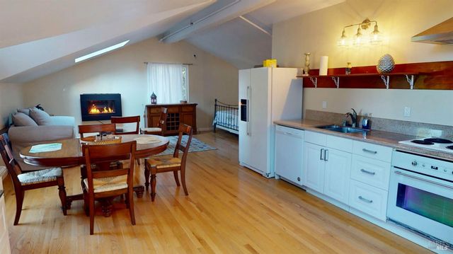 380-378 Bohemian Hwy, Freestone, CA 95472