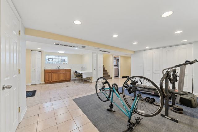 5806 W Wilson Avenue, Chicago, IL 60630