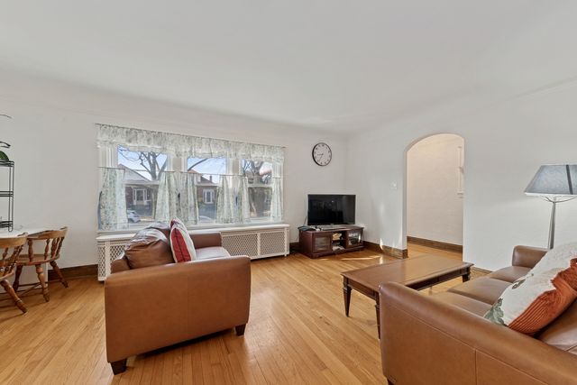 5806 W Wilson Avenue, Chicago, IL 60630