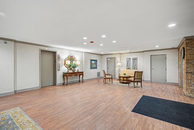 40 S Main Street 4A, Glen Ellyn, IL 60137