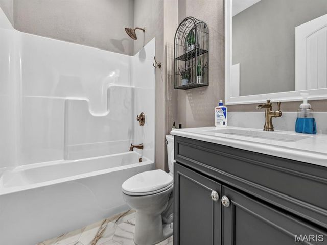 2020 Ravenel, Swansea, IL 62226