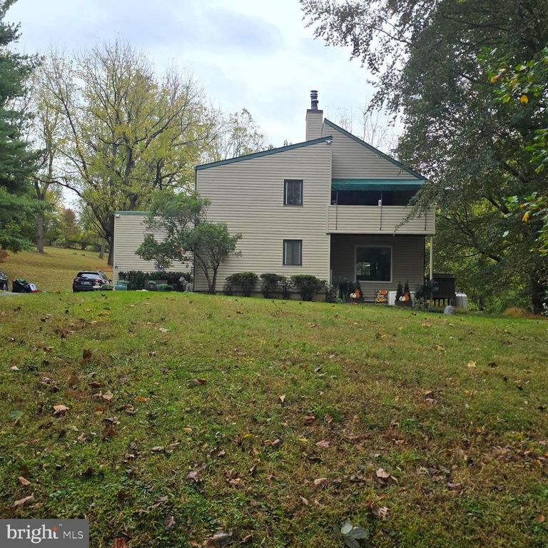 857 HAMILTON DR, Lafayette Hill, PA 19444