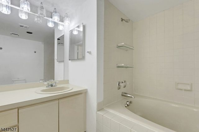 15 Crystal Lane 307, Paterson City, NJ 07501