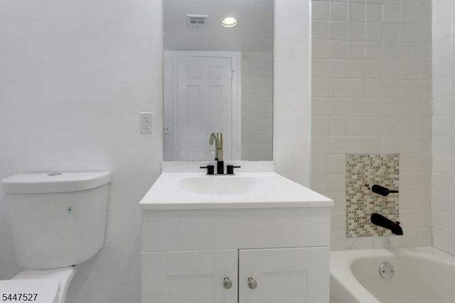 15 Crystal Lane 307, Paterson City, NJ 07501