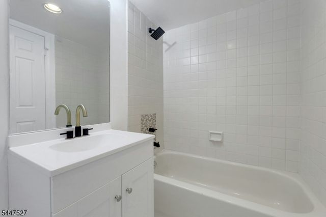 15 Crystal Lane 307, Paterson City, NJ 07501