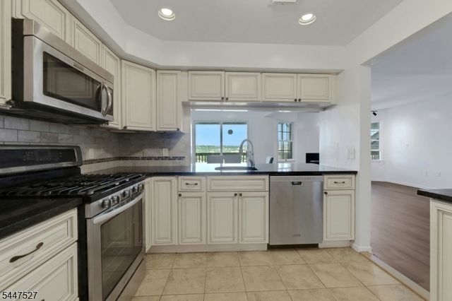 15 Crystal Lane 307, Paterson City, NJ 07501