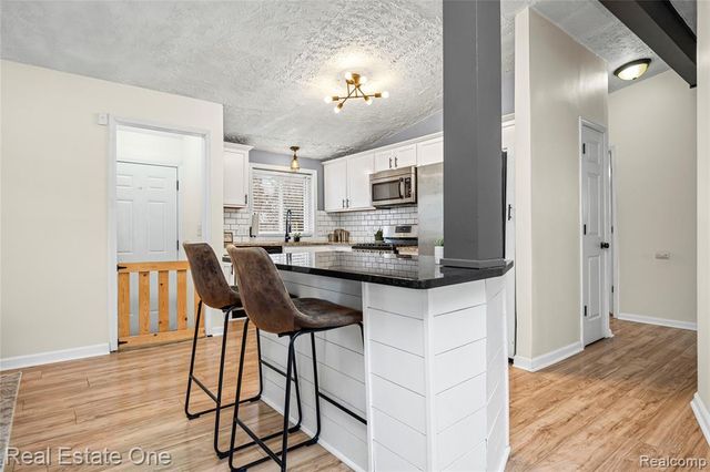 13340 Woodvale Street, Oak Park, MI 48237