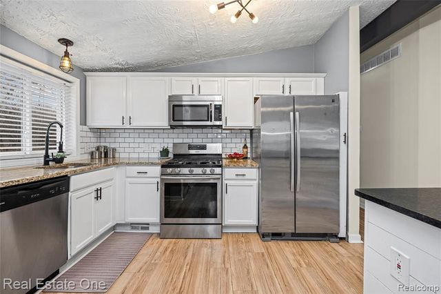 13340 Woodvale Street, Oak Park, MI 48237