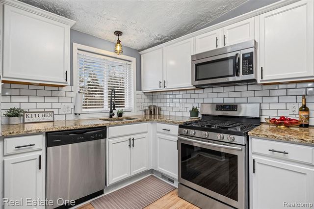 13340 Woodvale Street, Oak Park, MI 48237