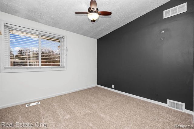 13340 Woodvale Street, Oak Park, MI 48237