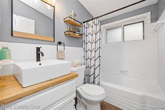 13340 Woodvale Street, Oak Park, MI 48237