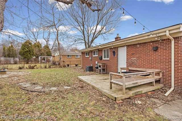 13340 Woodvale Street, Oak Park, MI 48237