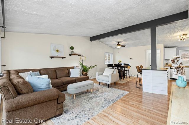 13340 Woodvale Street, Oak Park, MI 48237