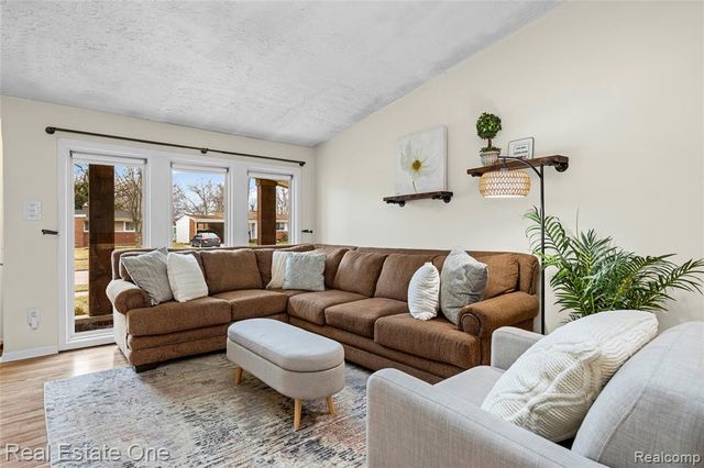 13340 Woodvale Street, Oak Park, MI 48237