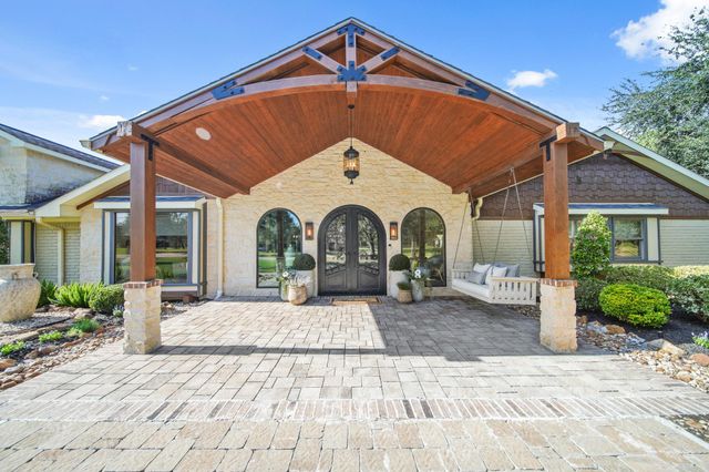 904 W Castlewood Avenue, Friendswood, TX 77546