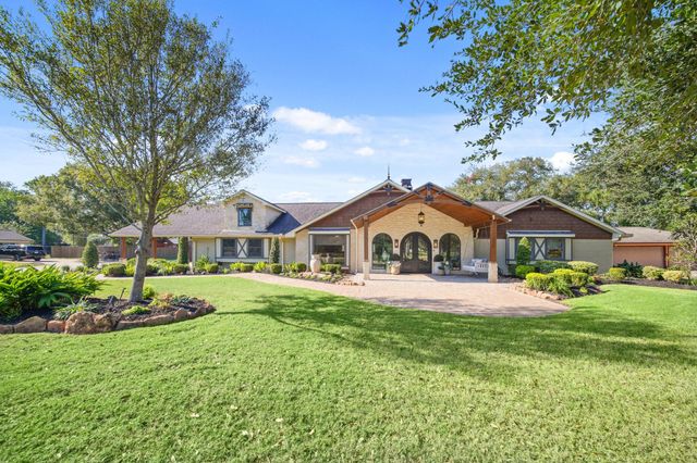 904 W Castlewood Avenue, Friendswood, TX 77546