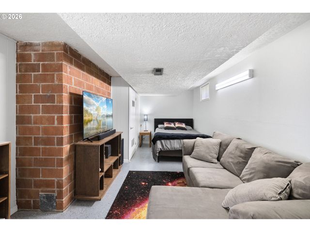 7360 Se IMPERIAL Ct, Milwaukie, OR 97222