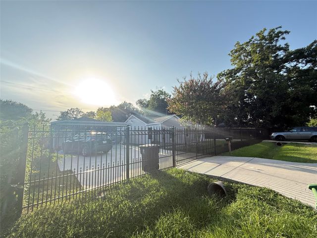 5701 Luna Street, Houston, TX 77076