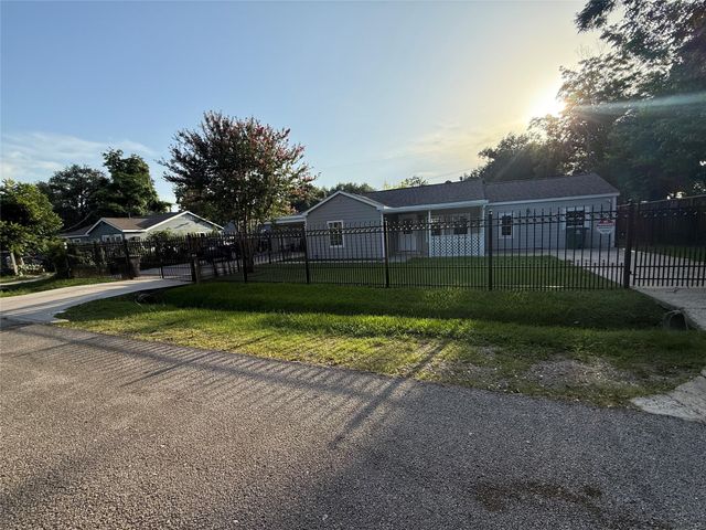 5701 Luna Street, Houston, TX 77076