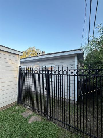 5701 Luna Street, Houston, TX 77076