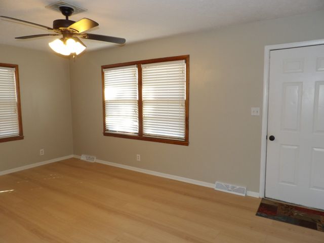 366 Powers Blvd, Waverly, TN 37185