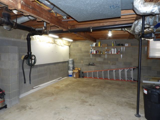 366 Powers Blvd, Waverly, TN 37185