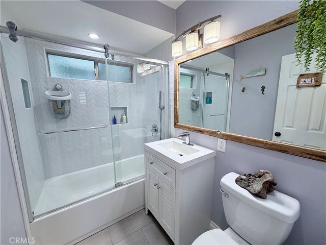 22030 Calvert 2, Woodland Hills, CA 91367