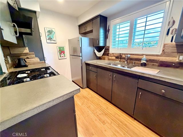 22030 Calvert 2, Woodland Hills, CA 91367