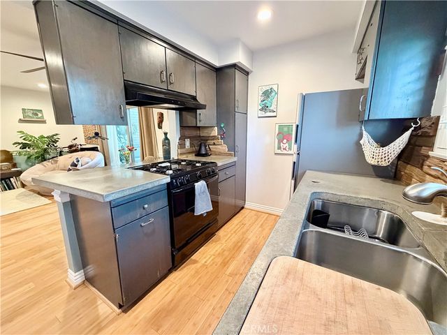 22030 Calvert 2, Woodland Hills, CA 91367